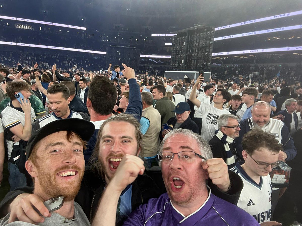 There's people on the pitch. They think its all over. It is now. Absolutely incredible scenes here at the Spurs Stadium.

#EuropaLeagueFinal