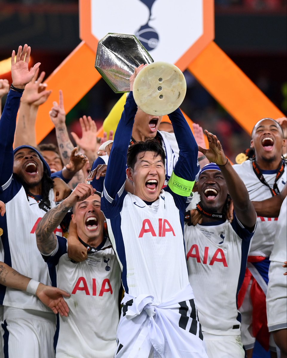 Senang lihat Son angkat piala. Saat punya kemungkinan pindah, ia pilih bertahan di Spurs untuk kemudian jadi kapten dan musim ini angkat trofi bergengsi kaliber Eropa.

Kesabaran berbuah manis.