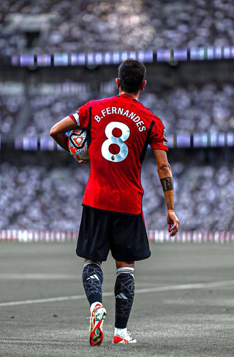 UTDKarra's tweet photo. I genuinely hope Bruno Fernandes leaves Manchester United this season. Real Madrid or Inter Milan would gladly take him.

He’s simply too good to be surrounded by so many average players and he’s being failed by both the Glazers and the INEOS. He deserves better. https://t.co/tz446N0Foa