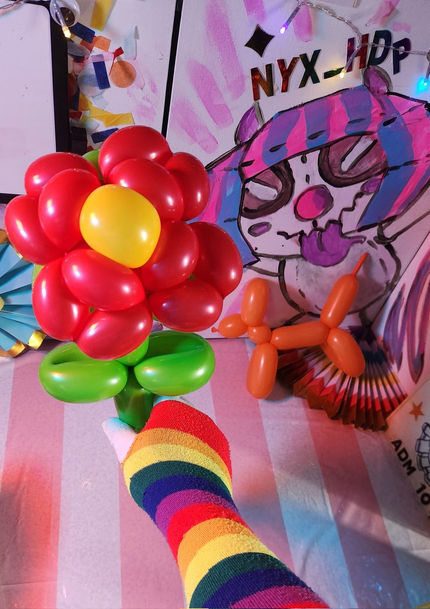 Nyx_HDp's tweet photo. So when I get back to streaming next week, how many kisses do I get if I promise a neat, cute clown show?~ 👉 👈 🤡
#clown #clowcore #vtuber #ENVtuber https://t.co/SZQJGuz5sT