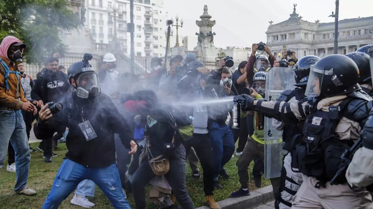 CELS (@cels_argentina) on Twitter photo Los gases y las balas contra trabajadorxs de prensa no son excesos, tienen un objetivo: castigar a los que visibilizan la violencia policial.
Hoy en el Congreso hubo más de 80 heridxs y 4 detenidxs, mientras Pablo Grillo sigue luchando por recuperarse.
Foto <a href="/NAagencia/">Noticias Argentinas</a> Los gases y las balas contra trabajadorxs de prensa no son excesos, tienen un objetivo: castigar a los que visibilizan la violencia policial.
Hoy en el Congreso hubo más de 80 heridxs y 4 detenidxs, mientras Pablo Grillo sigue luchando por recuperarse.
Foto <a href="/NAagencia/">Noticias Argentinas</a>