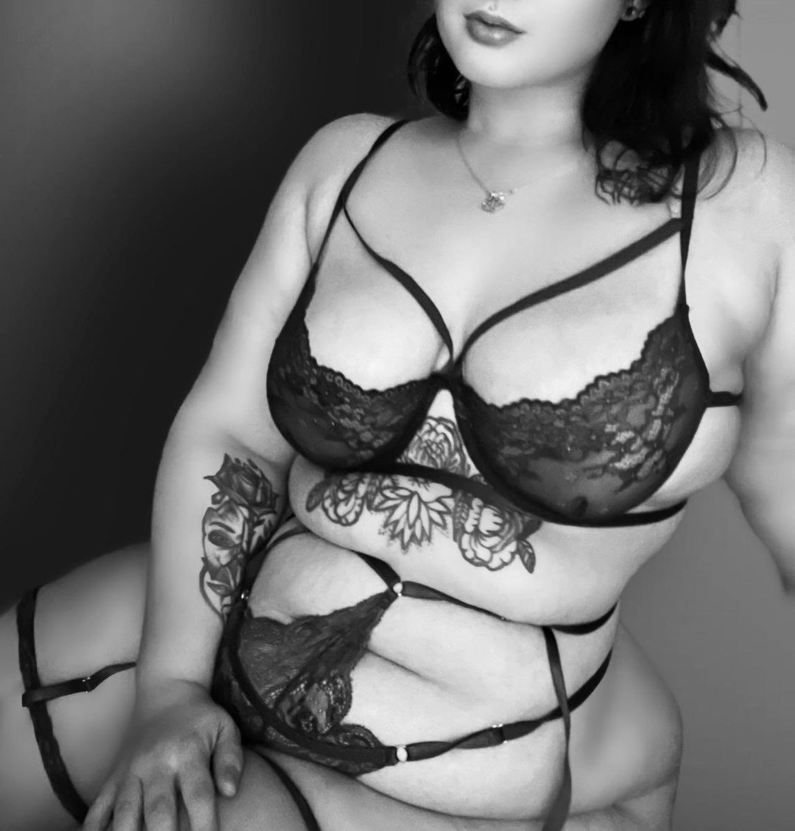 في ثناياها يجتمع العالم 
في تفاصيلها انوثة الكون 
في انحنائات جسدها ما يدفعني لعبادتها