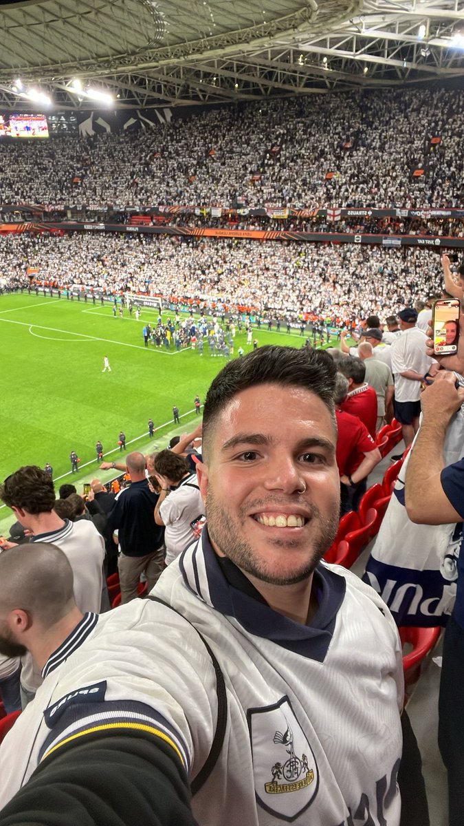 Alex7GL's tweet image. Estoy llorando 😭😭😭😭

Acabo de vivir en directo un título europeo del Tottenham 😭😭😭

GRACIAS @SpursOfficial.

UP THE SPURS 🤍