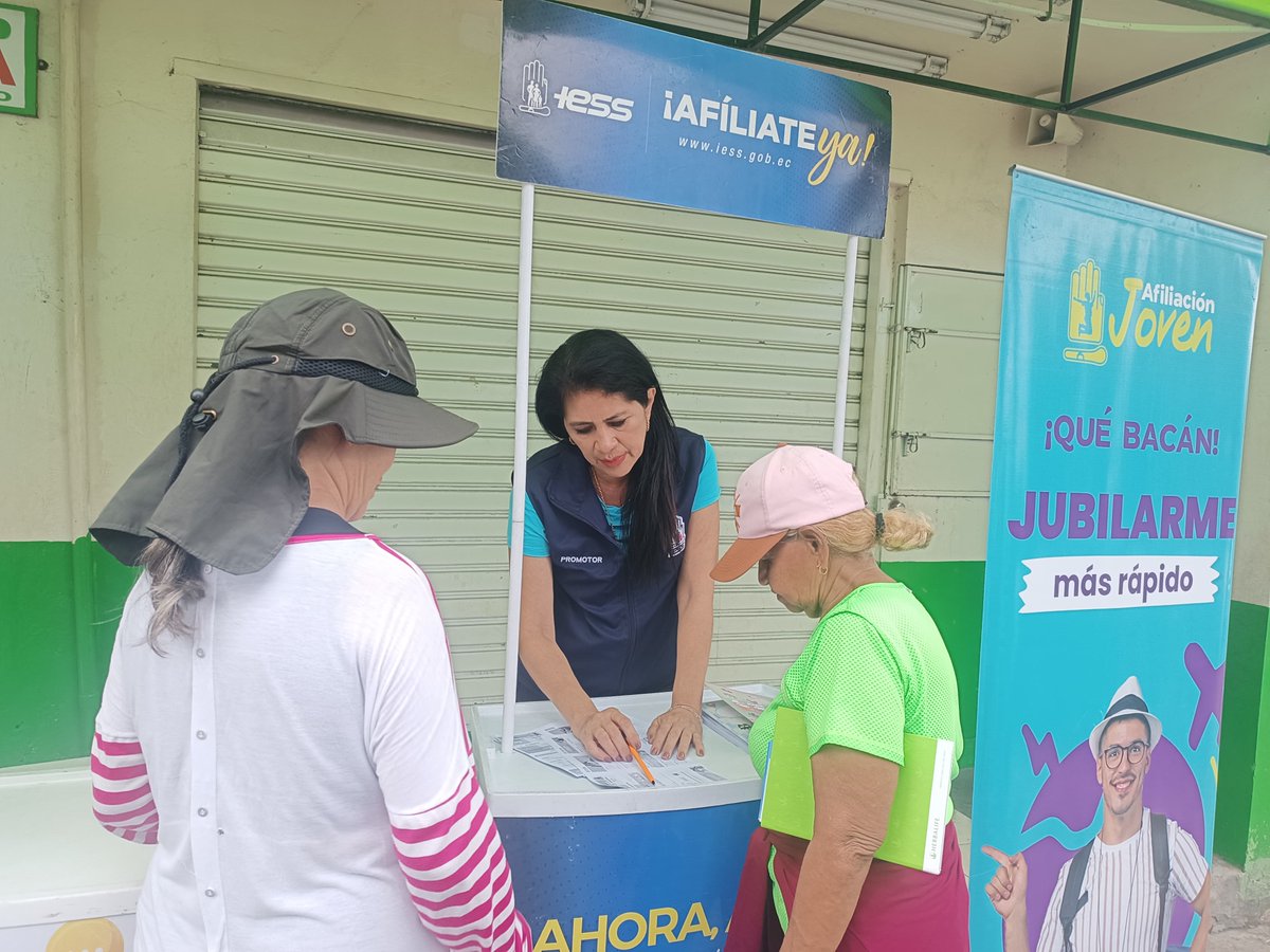 #IESSteInforma | Personal de Afiliación Voluntaria estuvo en la Pancho Jácome, sector de Guayaquil, donde informó sobre los programas de Afiliación Juvenil y la Afiliación Voluntaria. Estuvieron acompañados por personal de Atención al Ciudadano.