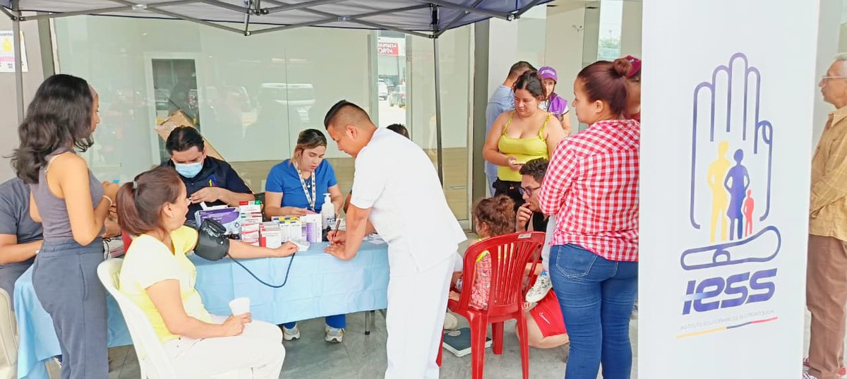 #IESSteInforma | Personal médico del Hospital Básico Durán participaron de brigadas médicas realizadas en El Recreo. Enfermeros 👨🏼‍⚕️ se encargaron de tomar de presión y glucosa a los asegurados, mientras que un médico general identificó síntomas para realizar un diagnóstico