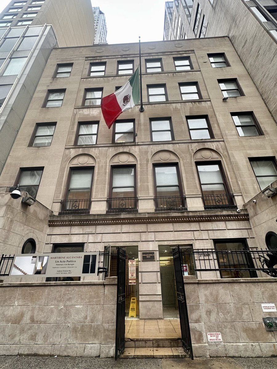 Félix Santana (@felixsantana4t) on Twitter photo Hoy en el <a href="/ConsulMexNuy/">Consulado General de México en Nueva York</a> la #bandera #Nacional ondea a media asta, por el #fallecimiento de Adal Jair y América Yamilet, marinos del #BuqueEscuela #Cuauhtémoc, el pasado 17 de mayo en #NuevaYork.
#BuqueEscuelaCuauhtémoc #NYC #ConsuladoDeMéxico #Solidaridad Hoy en el <a href="/ConsulMexNuy/">Consulado General de México en Nueva York</a> la #bandera #Nacional ondea a media asta, por el #fallecimiento de Adal Jair y América Yamilet, marinos del #BuqueEscuela #Cuauhtémoc, el pasado 17 de mayo en #NuevaYork.
#BuqueEscuelaCuauhtémoc #NYC #ConsuladoDeMéxico #Solidaridad