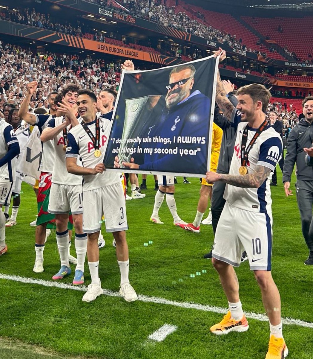 EPLBible's tweet photo. This is easily the photo of the season. 😂😂😂 https://t.co/Tj6GiU2Kwv
