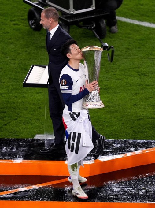 Mercado_Ingles's tweet photo. Heung Min Son:

"Hoy, con este trofeo ganado, por fin puedo considerarme una leyenda del Tottenham". https://t.co/RhBkqnfoO4