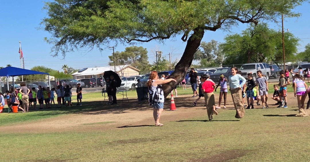 SSATucson's tweet image. Grades 3–5 had a blast wrapping up their last Friday with water balloons, sack races, and tug-of-war fun! 💦🎈💪 A perfect day of smiles, splashes, and teamwork!#FieldDay #WaterFun