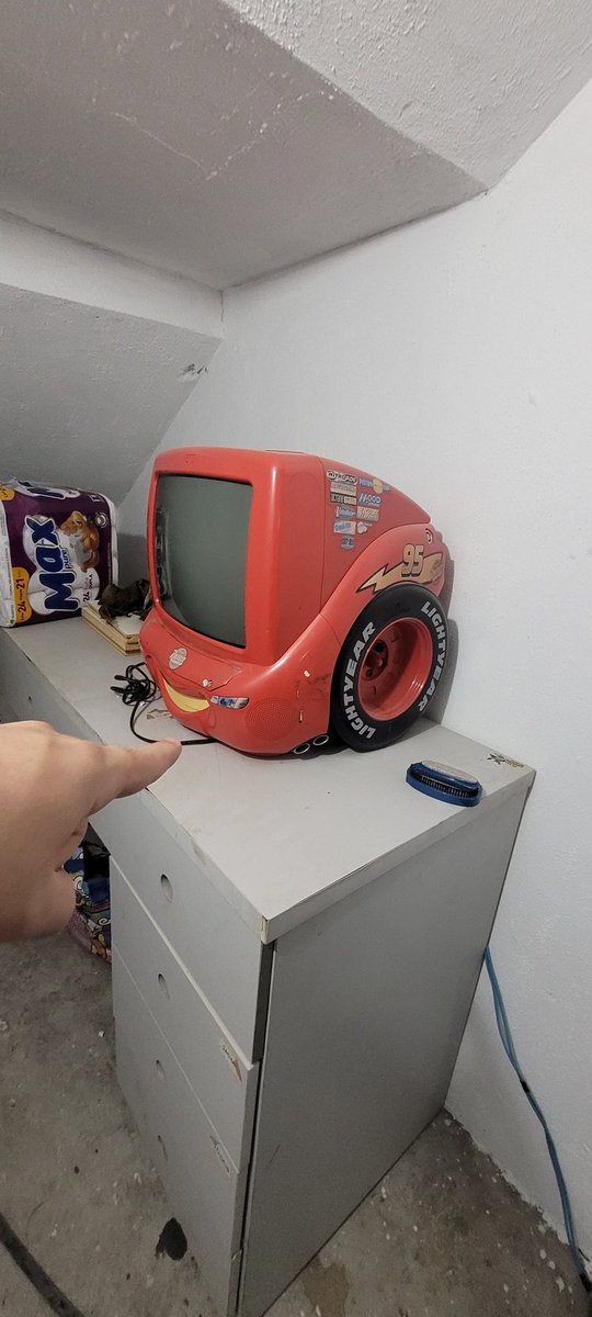 Acho que nunca mostrei aqui mas olha a TV que tem guardada aqui no trampo (tá guardada no banheiro inclusive KKKKKKKKK)