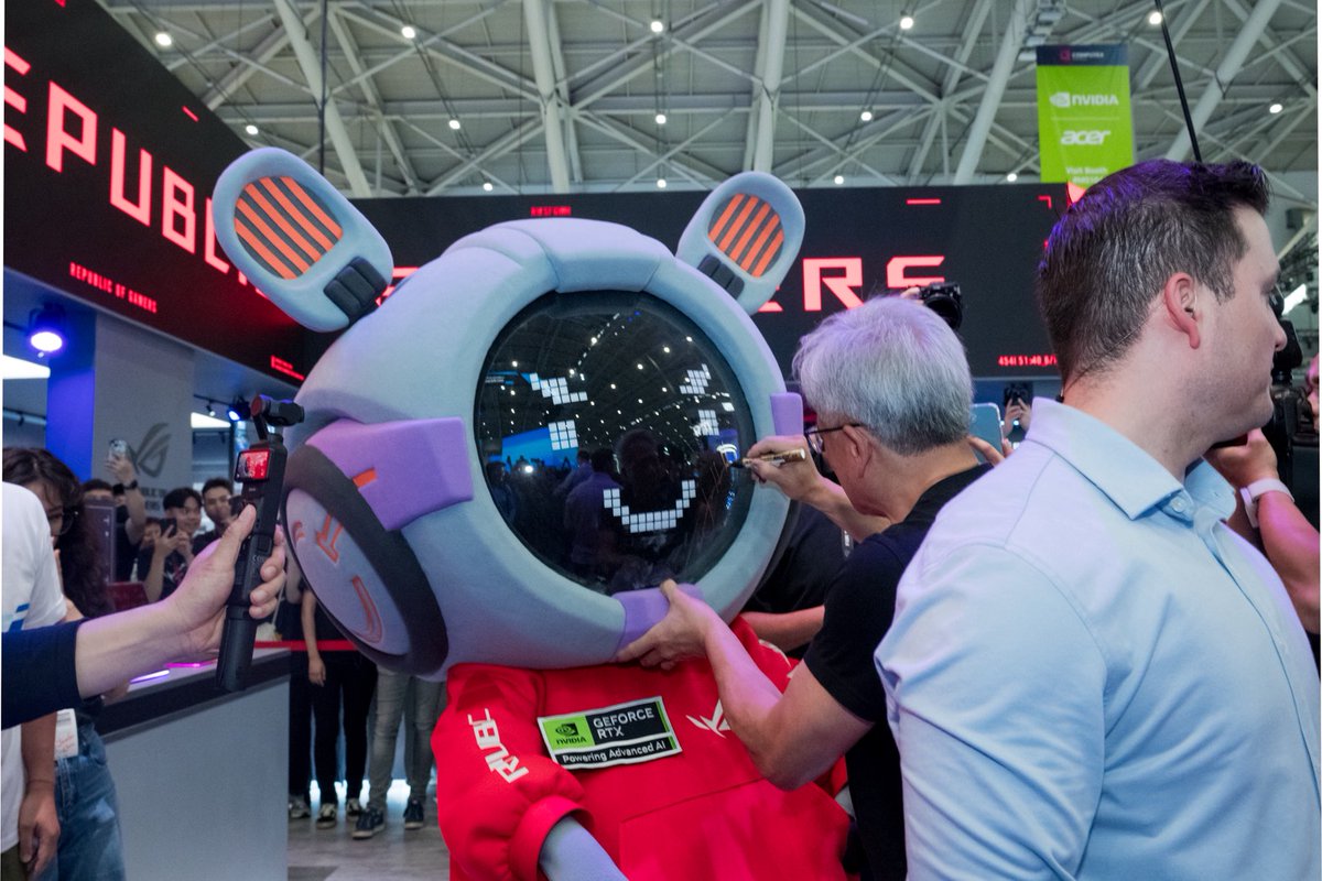 👋 ¡Mira quién se pasó por aquí!

Una visita legendaria del CEO de NVIDIA®, Jensen Huang, al stand de #ASUS en #COMPUTEX2025 🖤
Impulsando juntos el futuro de la inteligencia artificial.

📸 ¿Puedes encontrar tu innovación favorita de ASUS en la foto grupal?
#AI #ASUS