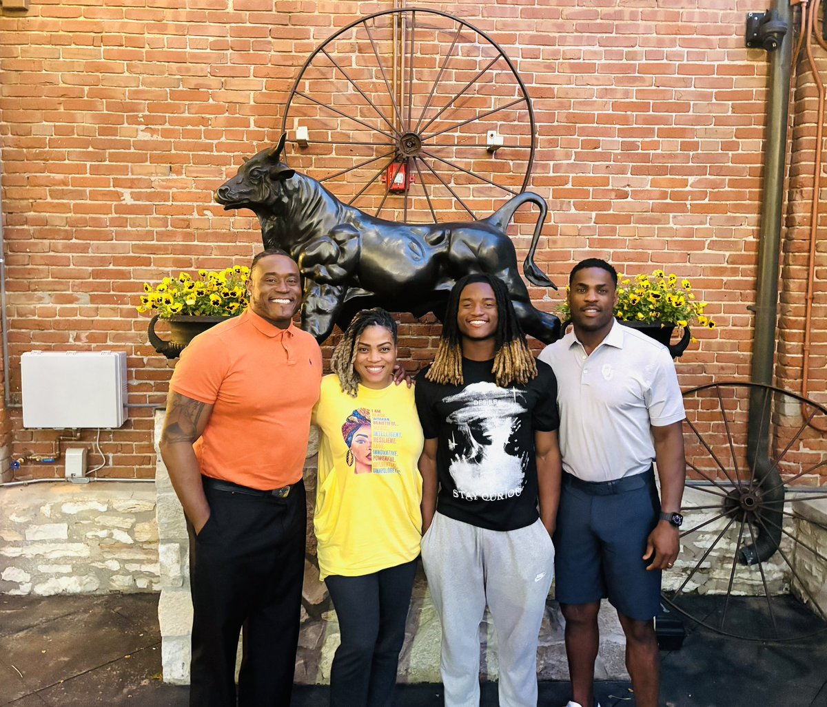 DezephenWalker's tweet image. Thank you OU and coach @DeMarcoMurray for coming down and spending time with me and my family, looking forward to my OV in june! 🔴🔴 #BoomerSooner #OU @OU_Football @CoachVenables @AllenTrieu