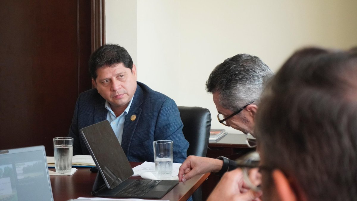 AgriculturaEc's tweet photo. #Guayas| El ministro @DPalaciosEc sostuvo un diálogo con productores forestales, reafirmando el compromiso con un modelo de desarrollo productivo, sostenible y con visión de futuro.

Este encuentro fortalece el trabajo conjunto con quienes impulsan la economía rural, promoviendo la articulación de esfuerzos y el desarrollo territorial a largo plazo.🌳🇪🇨

#ElNuevoEcuador