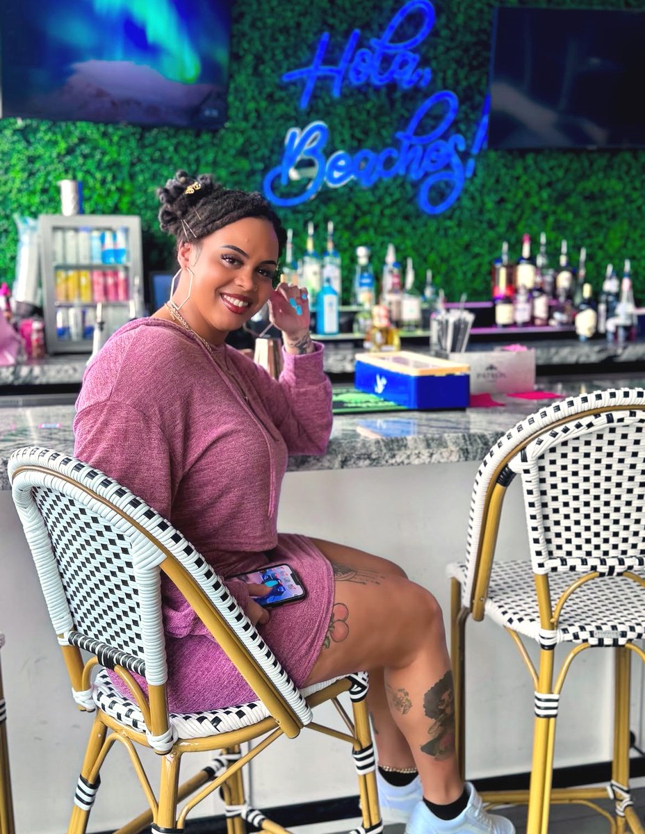 Let’s take it from the top, literally! ☀️🍹 Soak up the sun, sip something good, and hang with the crew. Our rooftop bar is open every weekend (weather permitting)!
#ThrowSocialDC #ThrowSocial #DestinationDC #Only1DC #ThingsToDoInDC #DCBars #WashingtonDC #DMV #DCLife  #RooftopBar