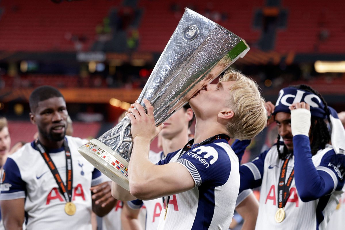 HQpcrt's tweet photo. Lucas Bergvall #UELfinal https://t.co/uRAaB6ahnC