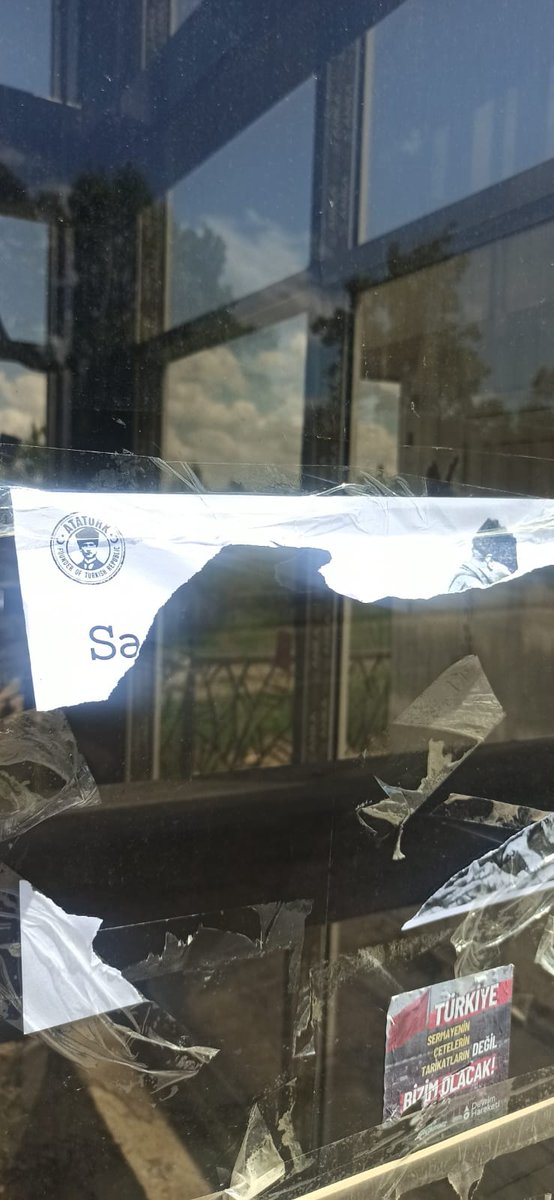 Hacettepe'deki olaylar bizim 19 Mayıs için yürüyüş düzenleyip afiş asmamızla başladı. Afişte sadece halaskargazi olmasına rağmen zorlarına gitmiş olacak ki, bu solcu görünümlü kandil uşakları afişleri yırtmaya başladı ++