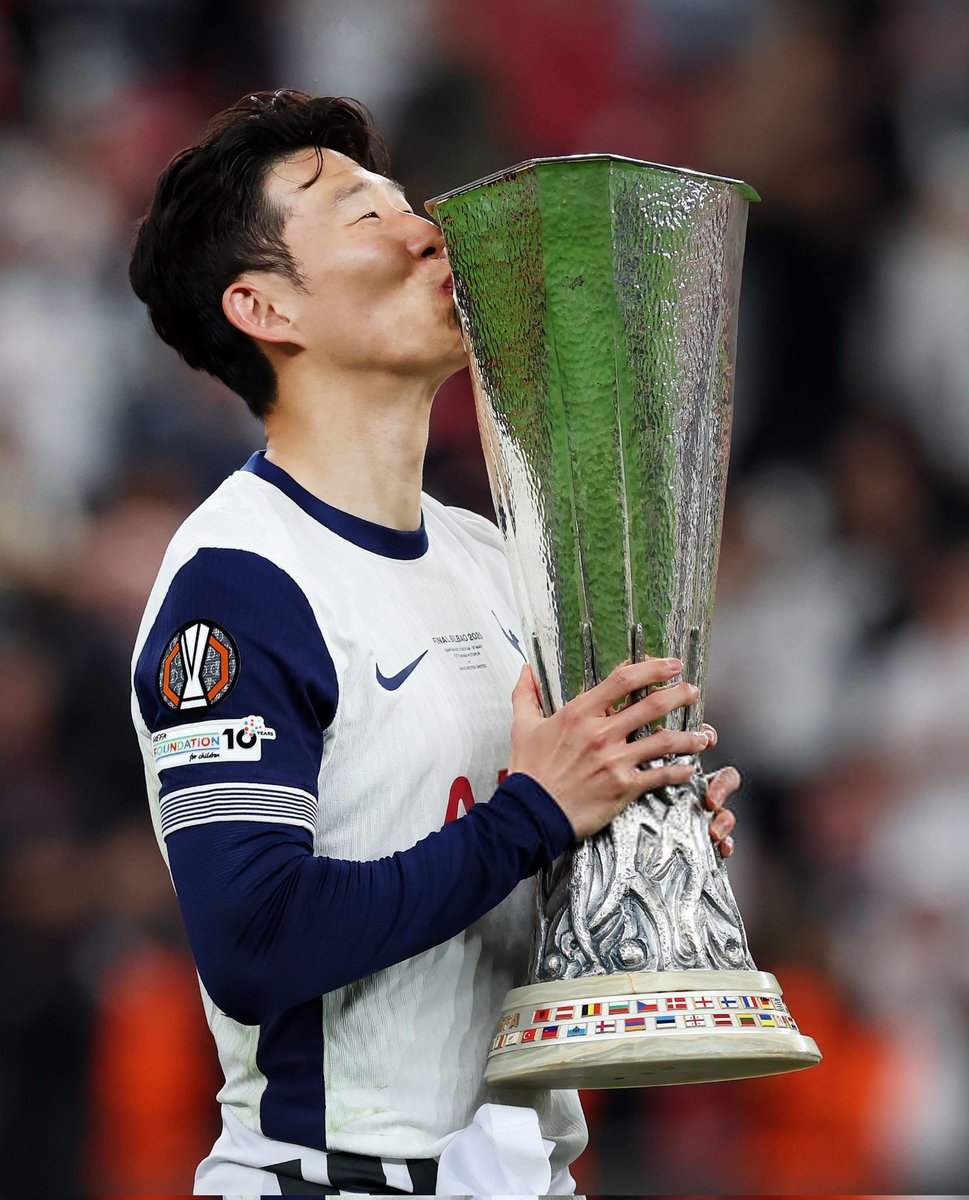 SiaranBolaLive's tweet photo. SON HEUNG MIN 

SETELAH 32 TAHUN PUASA GELAR!! AKHIRNYA 2025 BUKA PUASA!
PEMAIN ASIA PERTAMA YANG JUARAI EUROPA LEAGUE!! 

HAPPY FOR YOU @Sonny7 https://t.co/IPobz4gkcc