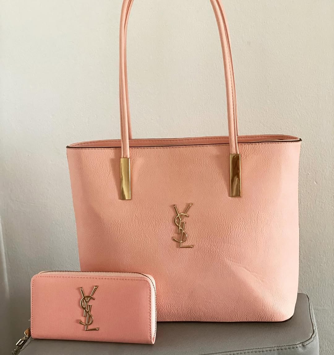 kev13cassid1's tweet image. Thank you Andy for my bag and purse and my tattoo is booked for tomorrow 💞💞💞