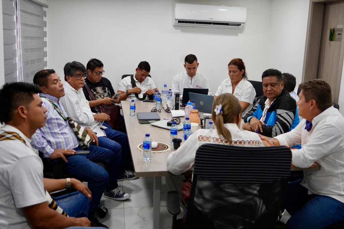MinInterior's tweet image. #EnElTerritorio 🤝 El Director de #ConsultaPrevia @ReneHz_ adelantó agenda de trabajo en #Valledupar. En diálogo con los Gobernadores indígenas del Pueblo Yukpa se revisaron las  solicitudes que están en trámite en la Dirección y se estableció una línea de trabajo para avanzar.