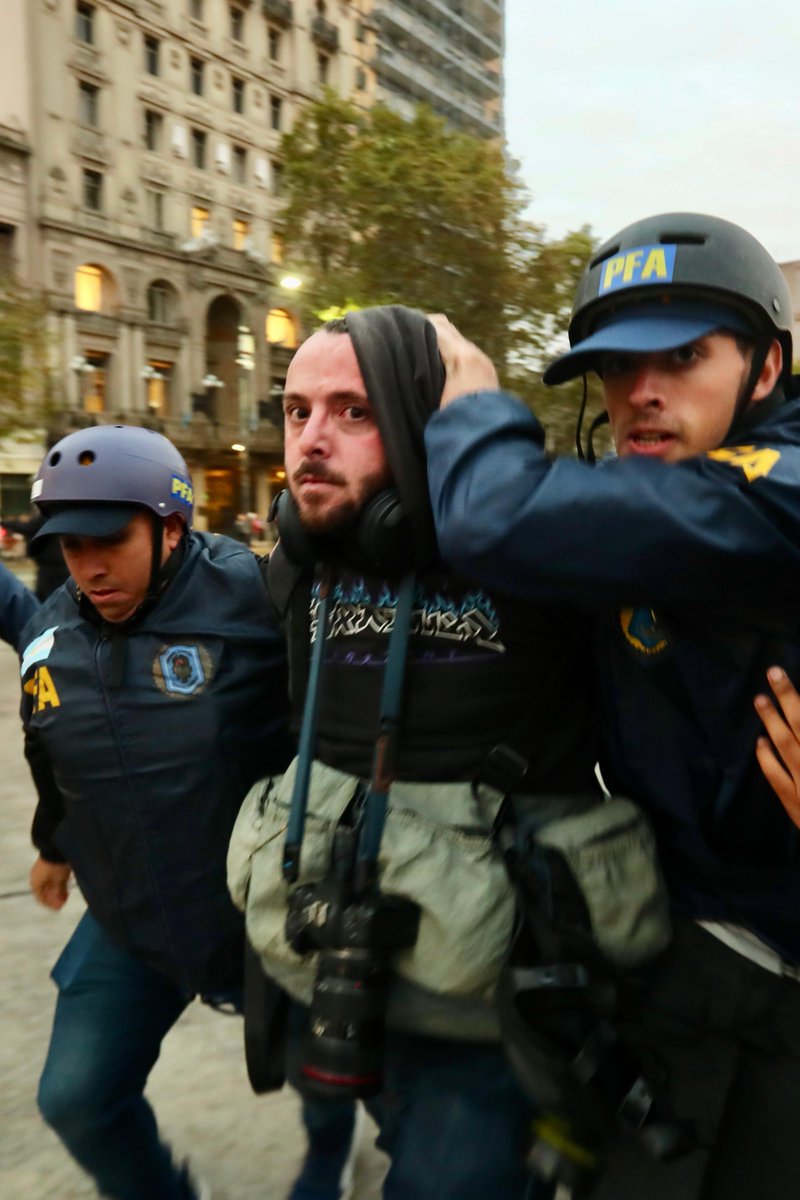 ferosoriano's tweet photo. Mientras Pablo Grillo pelea hace semanas por su vida, hoy la Policía Federal Argentina detuvo en la marcha de los jubilados al fotorreportero Tomás Cuesta. Abajo vemos una foto de su detención y una que tomó el 12 de marzo, el día que casi matan a su colega Grillo. https://t.co/aiQte1jxLO