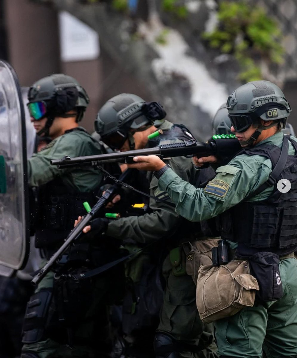 ferosoriano's tweet photo. Mientras Pablo Grillo pelea hace semanas por su vida, hoy la Policía Federal Argentina detuvo en la marcha de los jubilados al fotorreportero Tomás Cuesta. Abajo vemos una foto de su detención y una que tomó el 12 de marzo, el día que casi matan a su colega Grillo. https://t.co/aiQte1jxLO