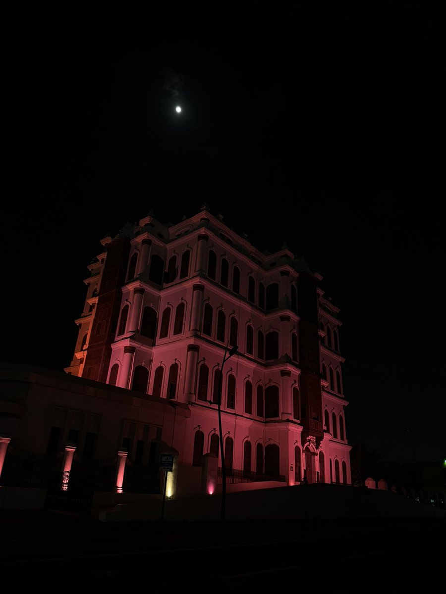 #الاختبار_الأعظم
التحدي الأصعب ما كان يومًا في أن ترد الإساءة أو تثبت أنك الأقوى أو تكسب كل معركة التحدي الحقيقي أن تظل نقيًا أن تحيا بإنسانيتك التي أودعها الله فيك أن لا تسمح لقسوة الحياة أن تسرق طيبتك ولا لتجاربك أن تشوه نقاء قلبك
الإنسانية ليست ضعفًا بل رفعة وهي المعيار الأول