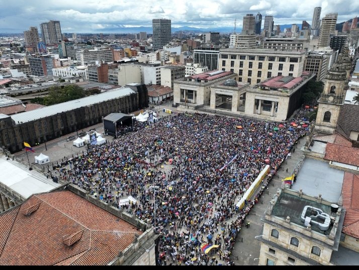callynocallo345's tweet photo. @MariaFdaCabal Si Petro está solo como dice la oposición, imagínenselo acompañado.
Y eso que ven ustedes ahí es solo el 31% que aprueban a Petro, imaginen los miles y miles de personas que se quedaron en casa y apoyan a nuestro Presidente. https://t.co/wBxnztPajR