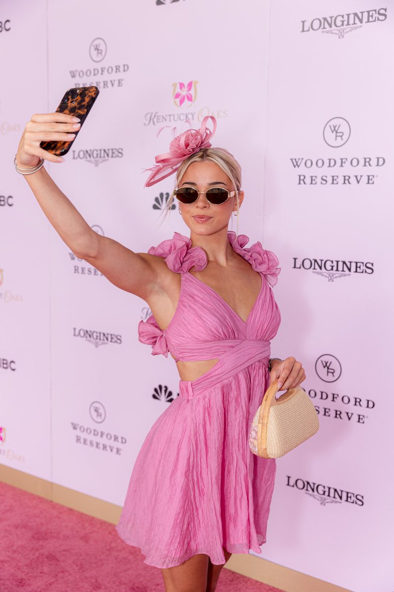 And…. pose! 🤳🏻 <a href="/livvydunne/">Olivia Dunne</a>