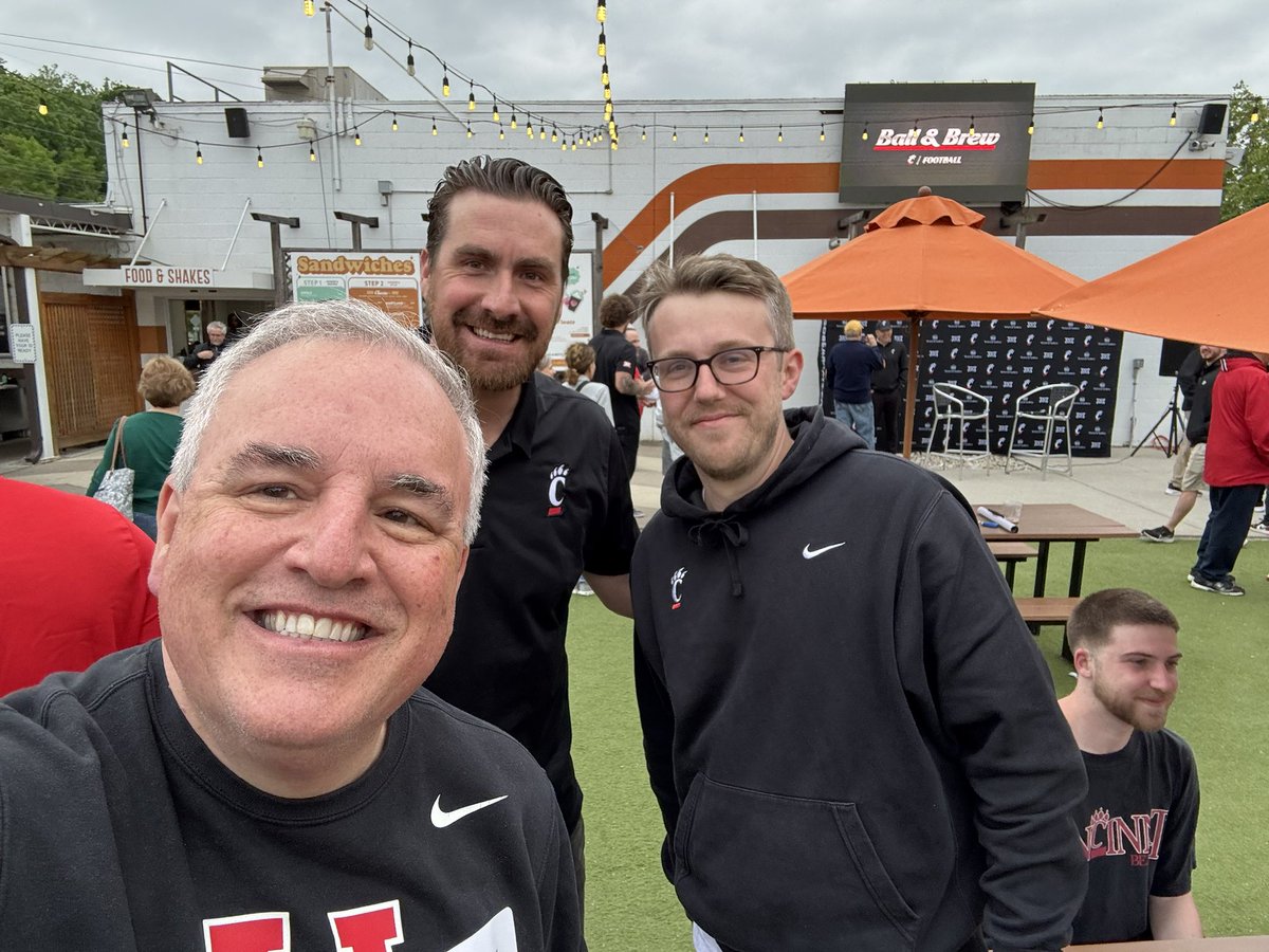 cincygreghoodin's tweet photo. Just kinda hanging out with @tony_pike15 a @spncrtckrmn& @Cunningham_UC @FiftyWestBrew @uofcincy @uofcincyalumni @GoBearcatsUCATS @GoBearcatsFB #weareuc #TheStrongShallReign #Bearcats #BearcatVibes #cincyVibes #wewearcincinnati #letsreign @CincyReigns #BoldlyBearcat #SpringVibes 🔴⚫️❤️🖤🔴⚫️❤️🖤