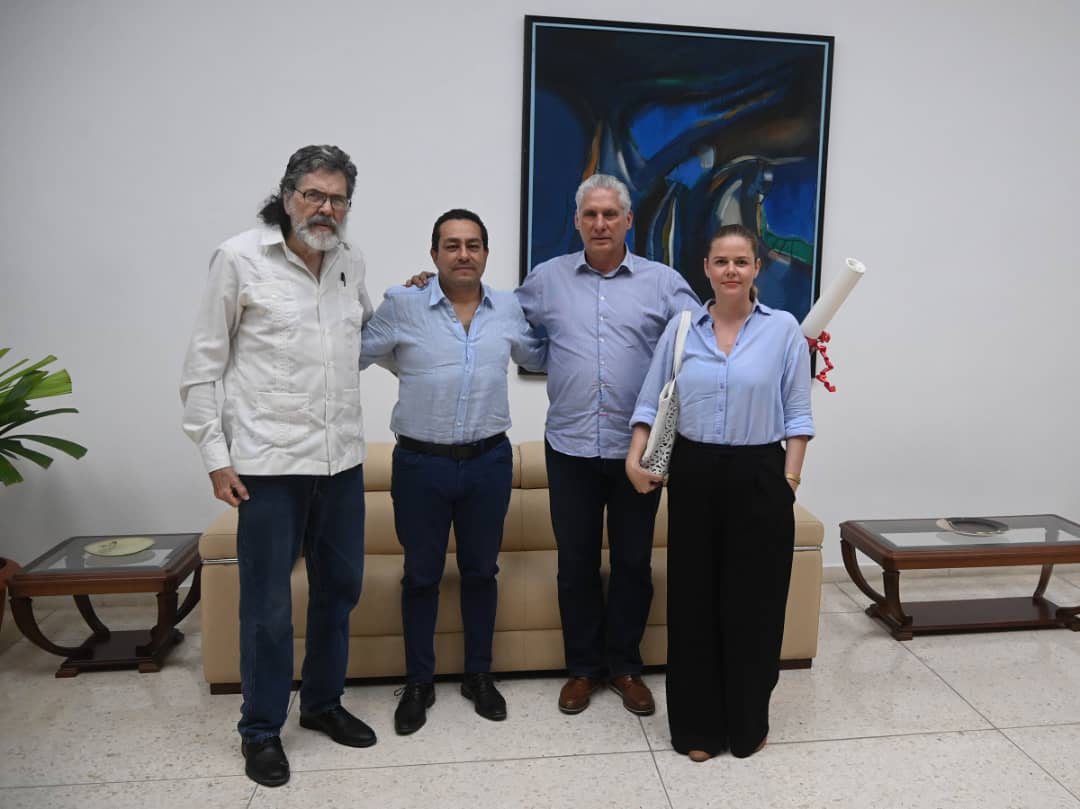 Abel Prieto (@abelprieto11) on Twitter photo Fraterno encuentro del Presidente <a href="/DiazCanelB/">Miguel Díaz-Canel Bermúdez</a> con Che Vera y su esposa Claudia en el Palacio de la Revolución. Che preside la Fundación Guayasamín y está interesado en renovar los lazos con Cuba, inspirado en la amistad entrañable de su abuelo Oswaldo y Fidel. #NuestraAmérica Fraterno encuentro del Presidente <a href="/DiazCanelB/">Miguel Díaz-Canel Bermúdez</a> con Che Vera y su esposa Claudia en el Palacio de la Revolución. Che preside la Fundación Guayasamín y está interesado en renovar los lazos con Cuba, inspirado en la amistad entrañable de su abuelo Oswaldo y Fidel. #NuestraAmérica
