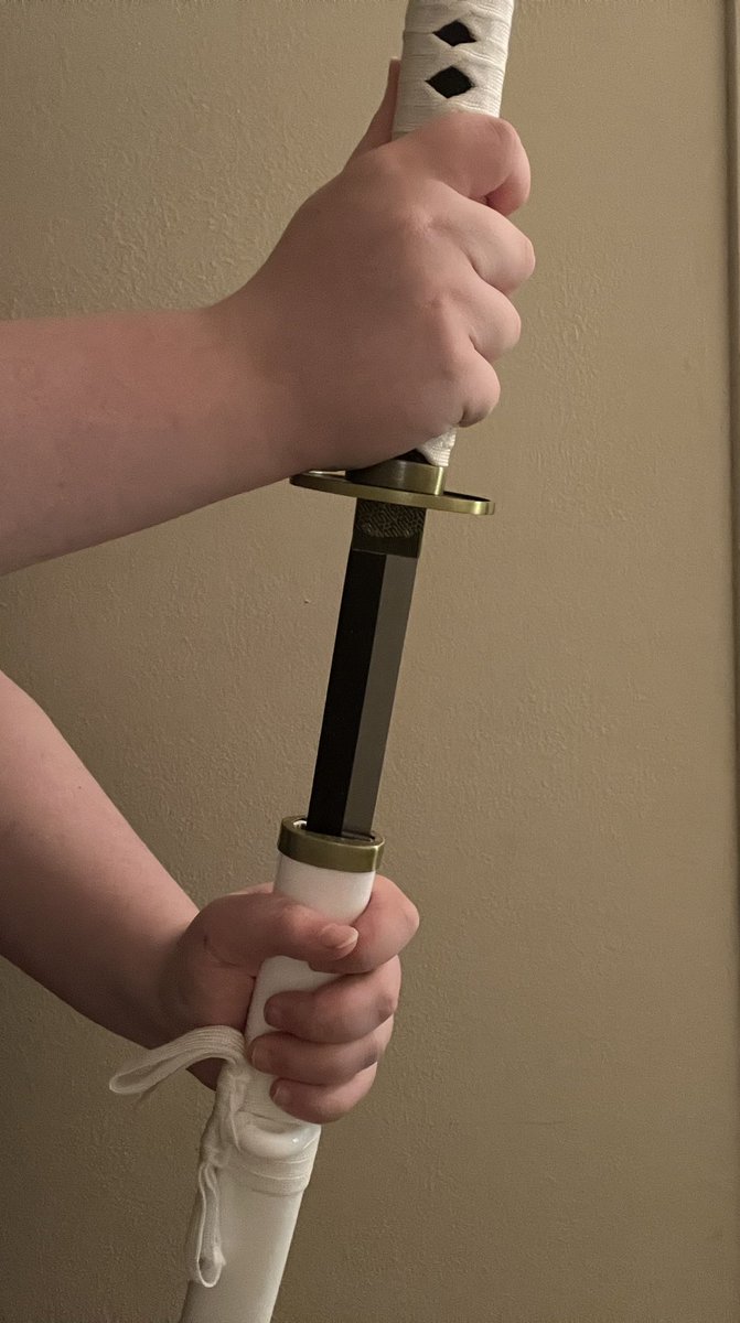Ghostiiiart's tweet photo. Real question, why is drawing the katana facing away from the opponent more efficient than drawing it with the blade towards them already? I must’ve missed the explanation in the manga somewhere and I’m trying to figure it out (photos to try and explain what I mean, left is IWPS) https://t.co/23caC79yur
