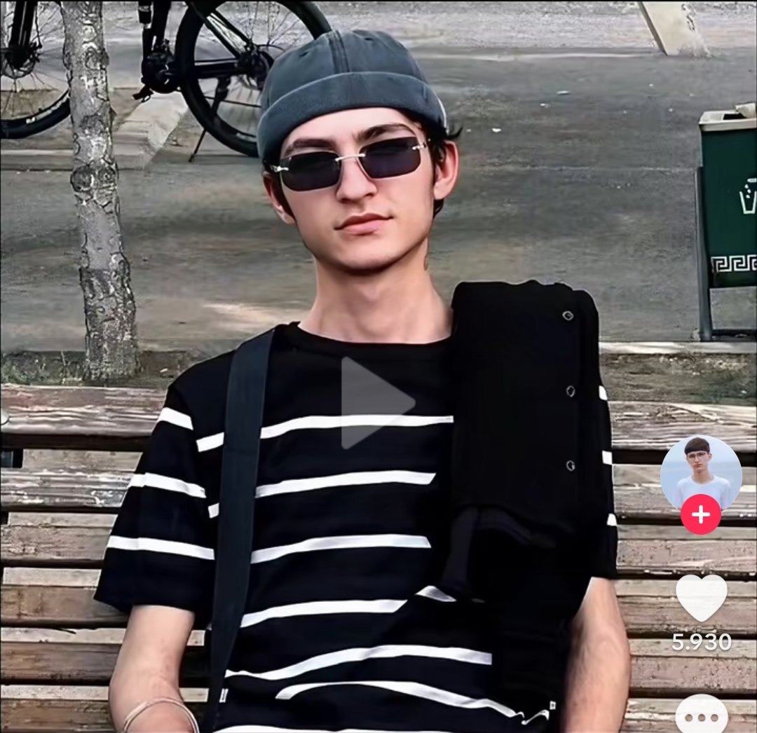 Elgün’ü polisler öldürdü. Hastanede hiçbir müdahale yapılmadı. Video kayıtları var.. nefes alma cihazı çocuğun ağzından bilerek çıkarıldı. Bu nasıl adalet? Bu nasıl devlet? Elgün’e ait videolar her yerden kaldırılmaya çalışılıyor! Susturmak istiyorlar.+++