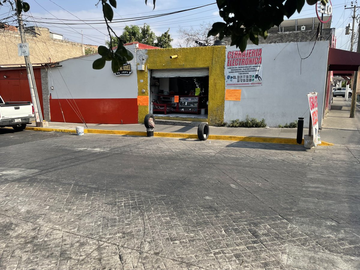 An_Thony_o's tweet photo. @ZapopanGob @MovilidadZap  que se puede hacer con este cerrajero que abarca las calles con sus llantas y amarra la bicicleta en un árbol que no está en su lado de la banqueta. Calle industria esquina Juan Pablo II, col. Tepeyac https://t.co/K46CjFwbny
