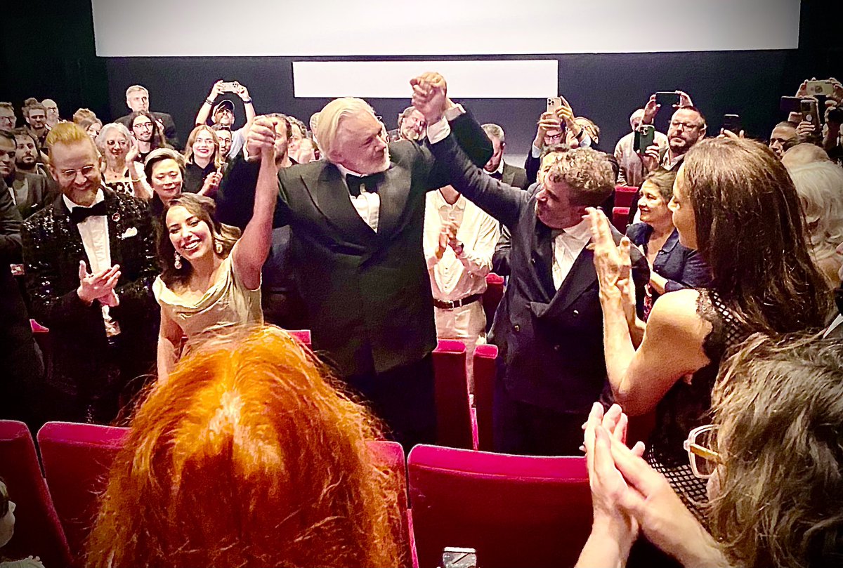 JuanLPassarelli's tweet image. Tonight’s screening of our film ‘The Six Billion Dollar Man’ at @Festival_Cannes ended with a beautifully surreal moment during the standing ovation that brought me to tears. 

#JulianAssange