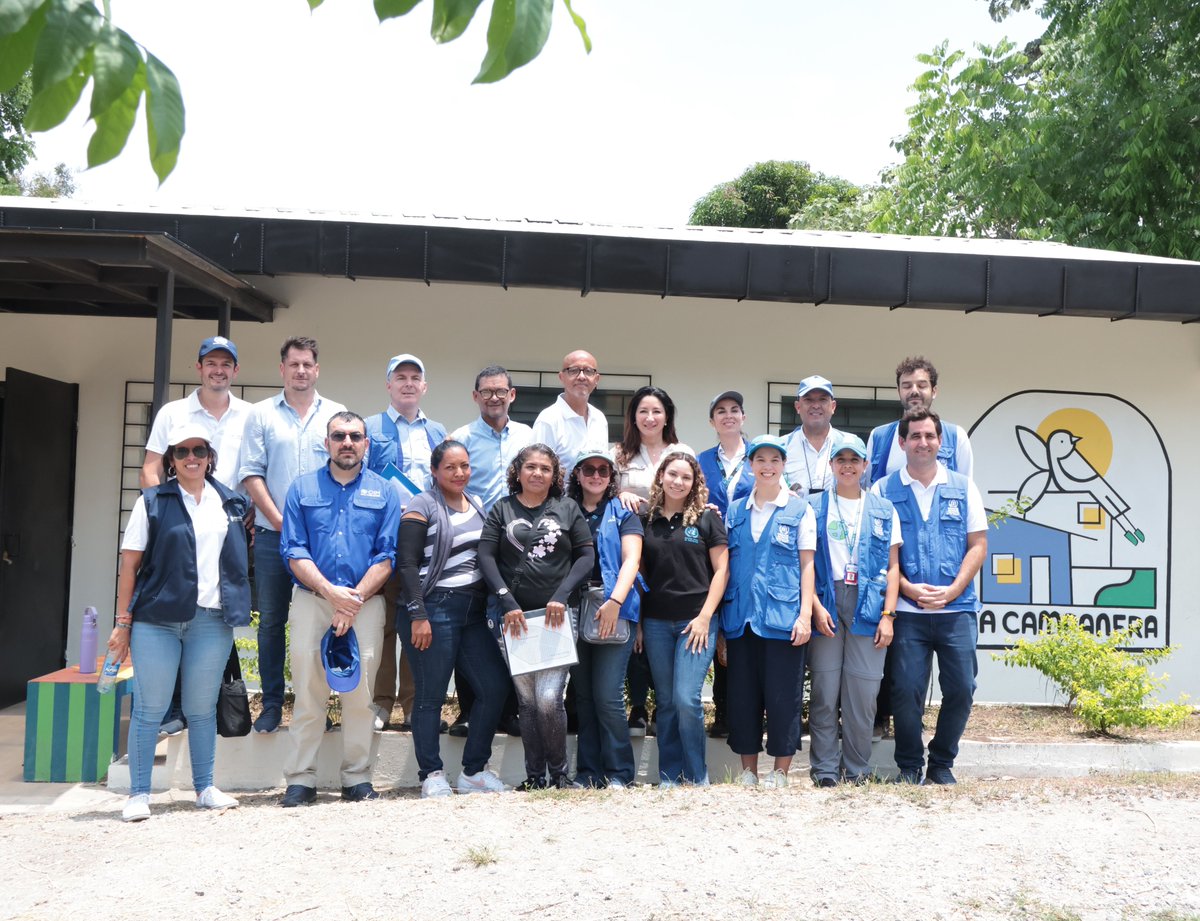 ACNURElSalvador's tweet photo. Esta mañana acompañamos al Dir. Regional de la OCD @ONU_es @RobertoValentUN en una visita a la comunidad La Campanera. Junto a @ONUElSalvador @ViviendaSV @SeguridadSV @AlcaldiaSSE @onumujeressv y @OIMSV conocimos cómo la comunidad se está transformando. https://t.co/1j5Pysy10C