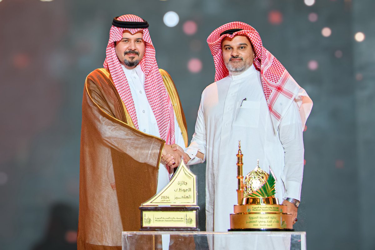 فخور جداً بتكريم صاحب السمو الملكي الأمير سلمان بن سلطان بن عبدالعزيز أمير #منطقة_المدينة_المنورة للمهندس عمار بن منصور العمران <a href="/Am0mr/">العمران عمَّار 🇸🇦</a> مدير عام فرع #وزارة_الحج_والعمرة بالمدينة المنورة ، شاب تميز بخُلقه وإتقان عمله بشغفٍ وإصرار … هنيئاً للوطن به وبالمتميزين أمثاله 🇸🇦