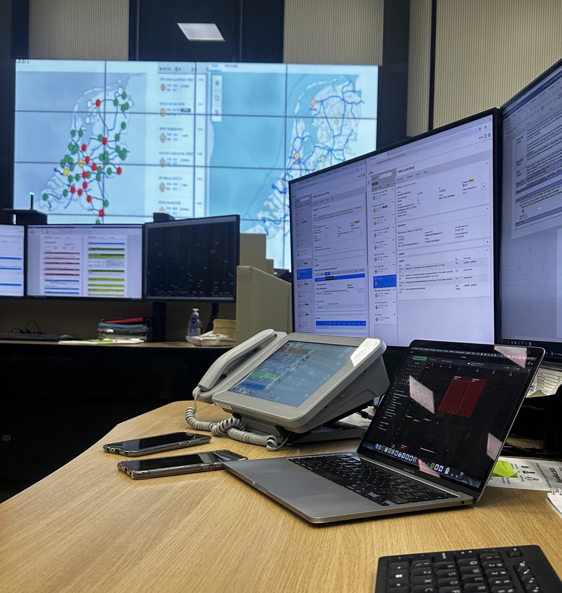 VrijndeSteede's tweet image. Eerste 2 uur overleefd 🥱 #Nachtdienst #Spoor