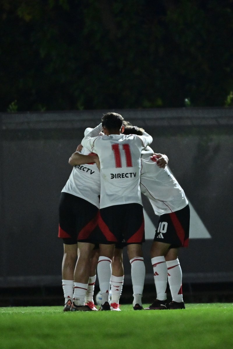 📸 Primer tiempo en River Camp. 💪⚽