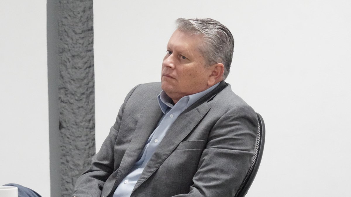 Grupo Parlamentario de Morena en Guanajuato (@dipmorenagto) on Twitter photo Se presentaron iniciativas sobre aborto en Comisión de Salud. El Dip. Antonio Chaurand propuso aprobar: “¿Con qué derecho criminalizan a una mujer que decide interrumpir su embarazo?" PAN y PVEM impusieron dictamen en contra. La Dip. <a href="/OliverosJe20469/">Jenny Oliveros</a> defendió el derecho a decidir Se presentaron iniciativas sobre aborto en Comisión de Salud. El Dip. Antonio Chaurand propuso aprobar: “¿Con qué derecho criminalizan a una mujer que decide interrumpir su embarazo?" PAN y PVEM impusieron dictamen en contra. La Dip. <a href="/OliverosJe20469/">Jenny Oliveros</a> defendió el derecho a decidir