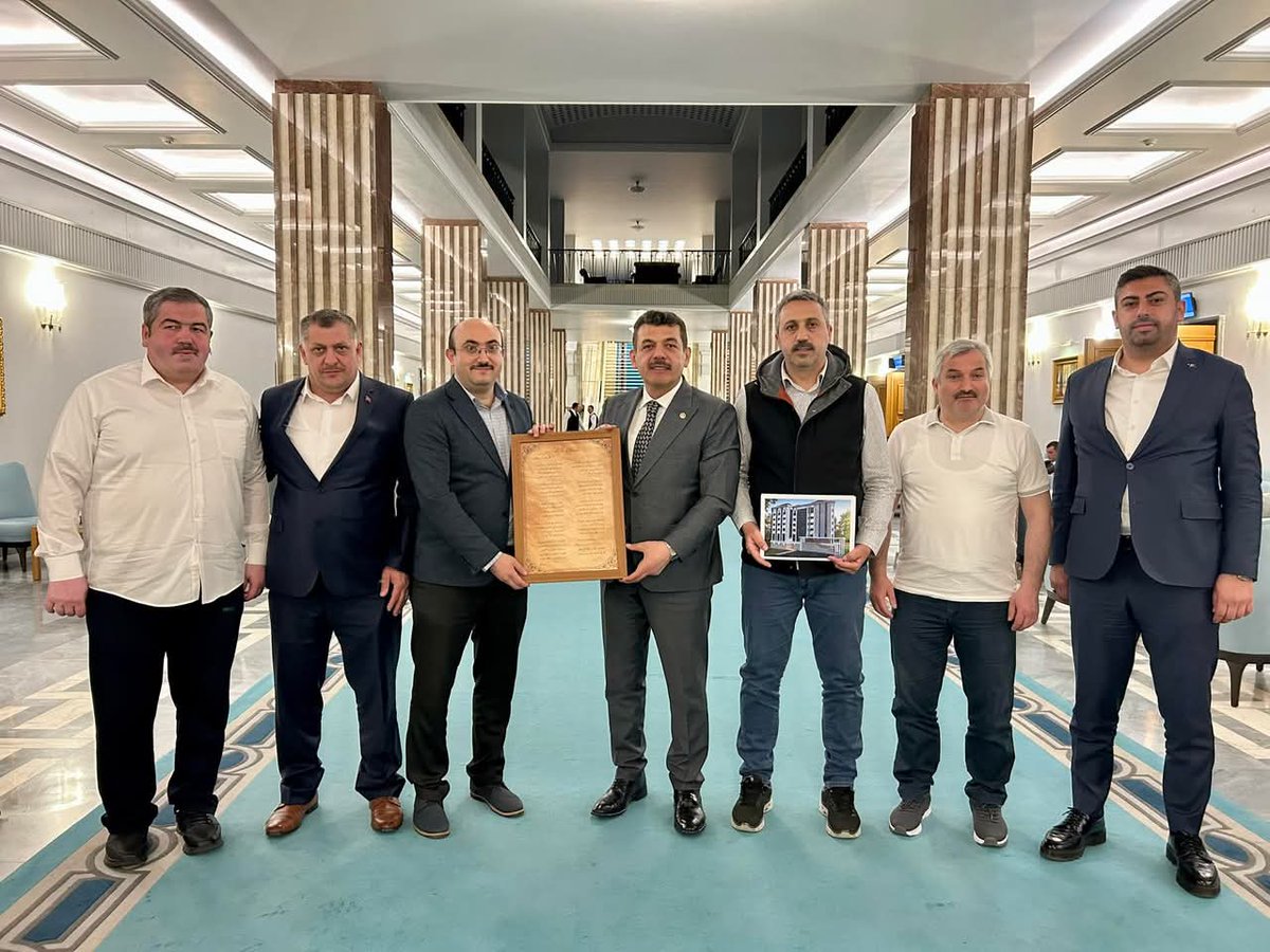 muratonuryagiz's tweet photo. Hayrat Vakfı Zonguldak İl Temsilciliği olarak Ak Parti Zonguldak milletvekillerimizi Gazi meclisimizde ziyaret ederek vakfımızın yaptığı çalışmalarla ilgili kendilerini bilgilendirdik.Sayın vekillerimize nazik misafirperverlikler,ilgileri ve alakalarından dolayı teşekkür ederiz. https://t.co/gYFFh3ejbX