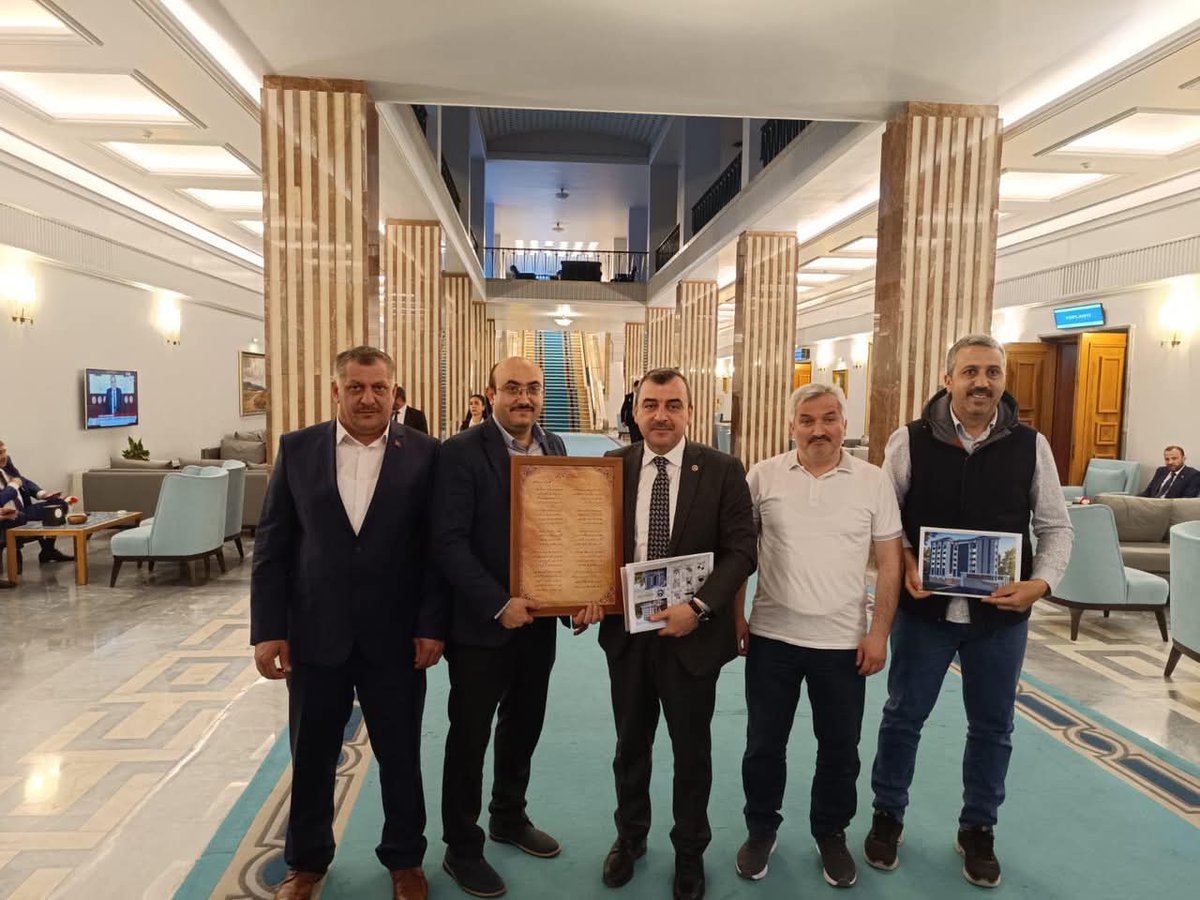 muratonuryagiz's tweet photo. Hayrat Vakfı Zonguldak İl Temsilciliği olarak Ak Parti Zonguldak milletvekillerimizi Gazi meclisimizde ziyaret ederek vakfımızın yaptığı çalışmalarla ilgili kendilerini bilgilendirdik.Sayın vekillerimize nazik misafirperverlikler,ilgileri ve alakalarından dolayı teşekkür ederiz. https://t.co/gYFFh3ejbX