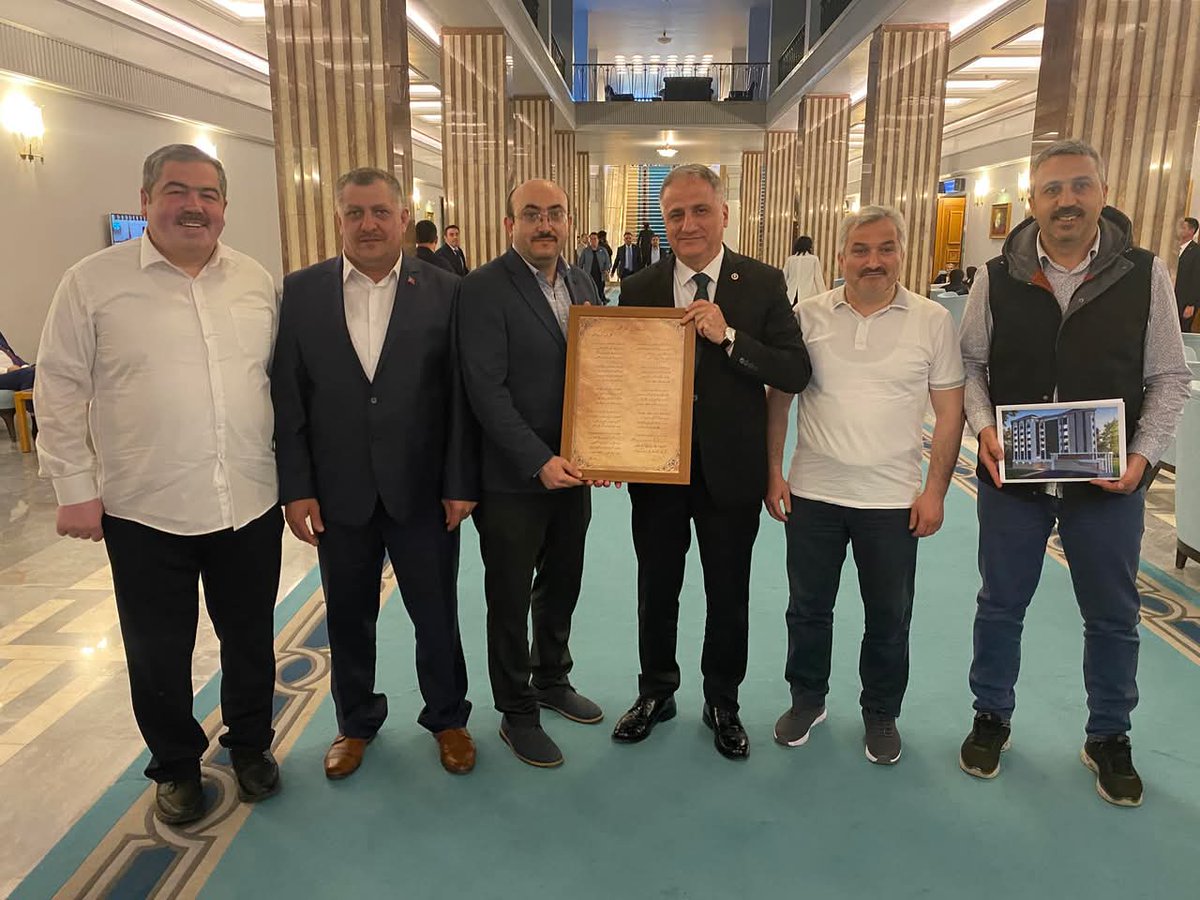 muratonuryagiz's tweet photo. Hayrat Vakfı Zonguldak İl Temsilciliği olarak Ak Parti Zonguldak milletvekillerimizi Gazi meclisimizde ziyaret ederek vakfımızın yaptığı çalışmalarla ilgili kendilerini bilgilendirdik.Sayın vekillerimize nazik misafirperverlikler,ilgileri ve alakalarından dolayı teşekkür ederiz. https://t.co/gYFFh3ejbX