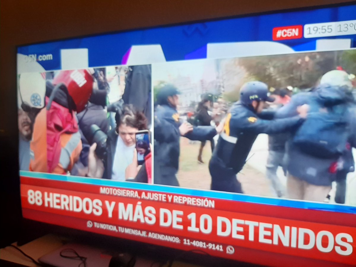 juan_david_lesz's tweet photo. Los matones de @JMilei y @PatoBullrich, otra vez contra nuestros adultos mayores.
Nueva jornada de reclamo y represión a jubilados y medios.
No hay plata para aumentos, pero sí para gases y palos.
¡Basta de violencia y desprecio!
@C5N
Y los dirigente que quieren ser candidatos?? https://t.co/USi07lgEoJ