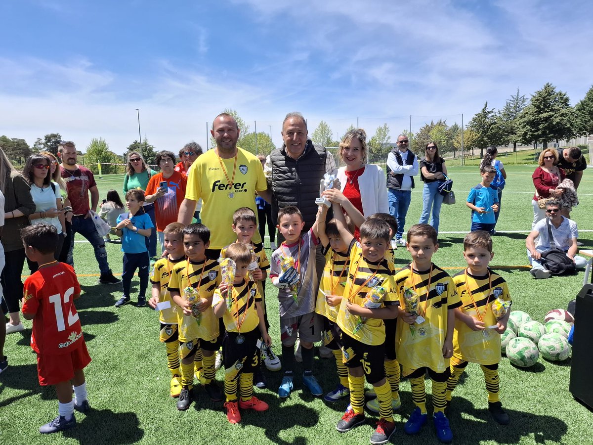 infolaurus's tweet image. TORNEOS | Peques de nuestra Escuela 2019 @ColePaulaMontal se proclamaron el pasado fin de semana 🏆 SUBCAMPEONES, sólo superados por @cdnumancia, del torneo @CD_GolCamaretas a los que agradecemos la invitación y felicitamos por la organización.

¡Enhorabuena!

💛🖤

#SomosLaurus