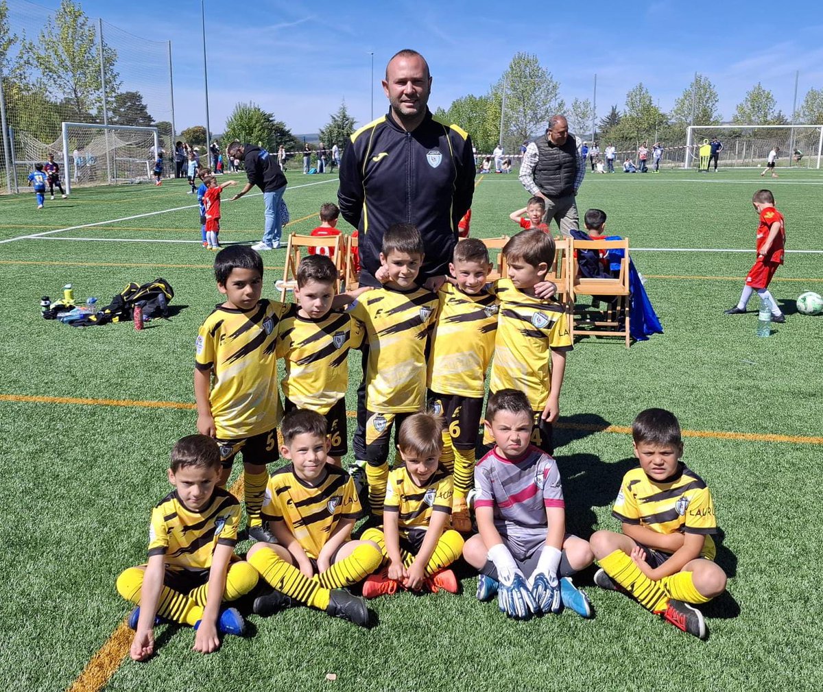 infolaurus's tweet image. TORNEOS | Peques de nuestra Escuela 2019 @ColePaulaMontal se proclamaron el pasado fin de semana 🏆 SUBCAMPEONES, sólo superados por @cdnumancia, del torneo @CD_GolCamaretas a los que agradecemos la invitación y felicitamos por la organización.

¡Enhorabuena!

💛🖤

#SomosLaurus