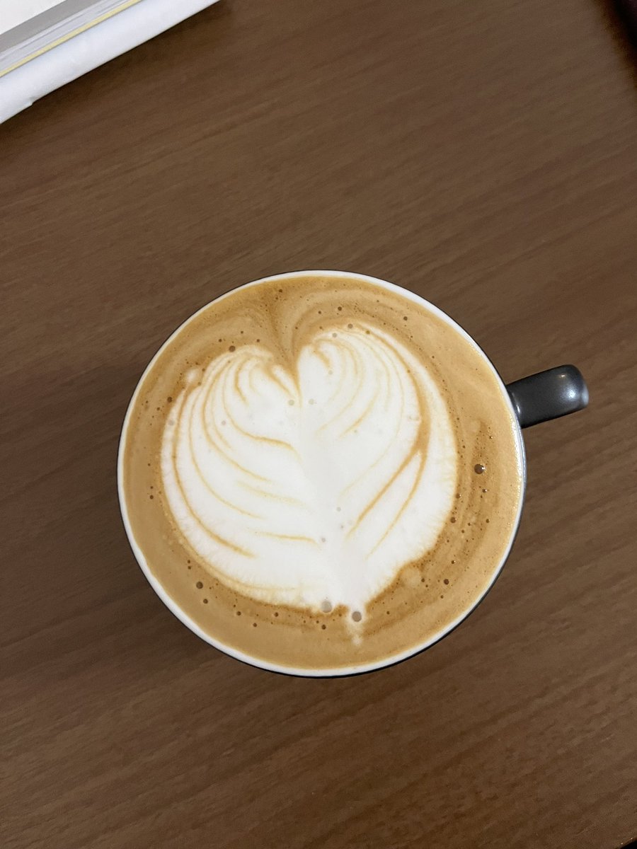 おはようございます
きょうのラテです

しばらく旅に出ます
あっちの世界へ