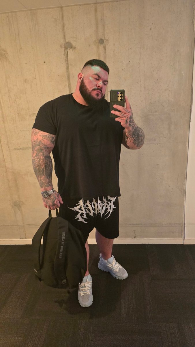 6'3, 375LBs, 705LB bench press. 
Warzone KD? 0.00006