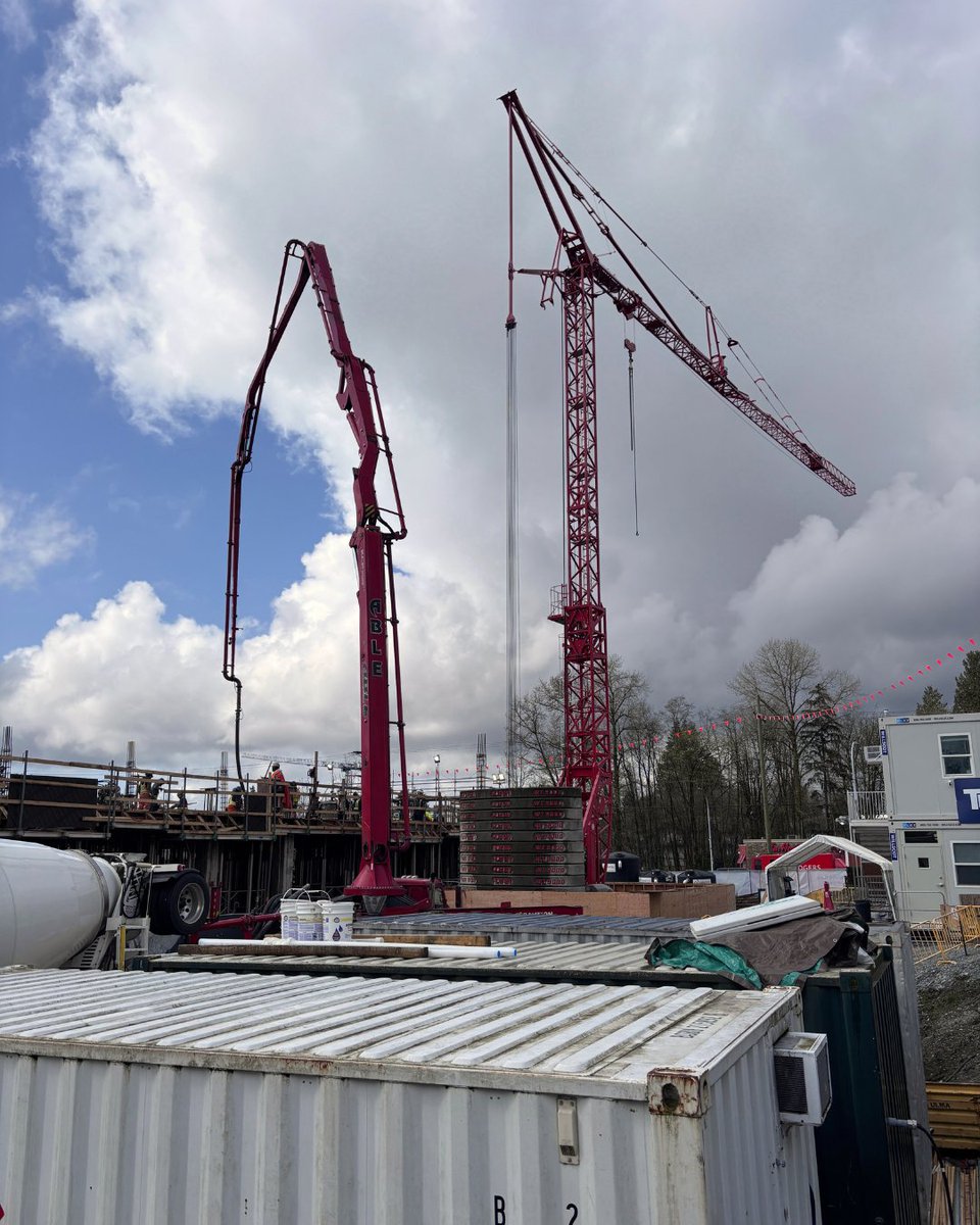 Last week, we poured concrete for Levels 2 and 3 at Surrey Memorial’s new renal facility. With roof and exterior work starting soon, we are one step closer to bringing expanded #renal care closer to home for patients in #Surrey.