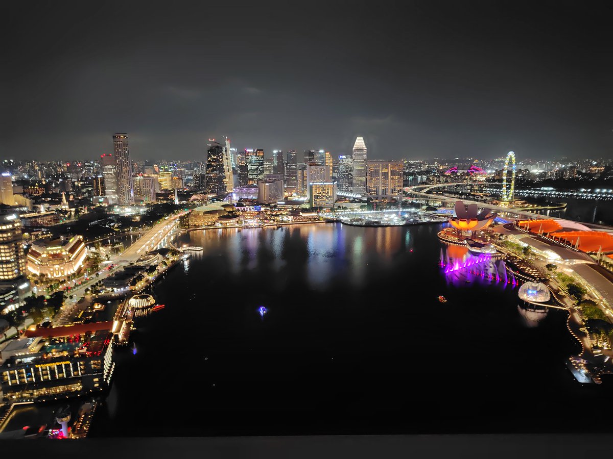 momo20211117's tweet photo. シンガポール「#LEVEL33](The World's Highest Urban Microbrewery)から見た夜景です。ビールを飲みながら、変わっていくライトアップを楽しみました。 https://t.co/fS04MKXm5S