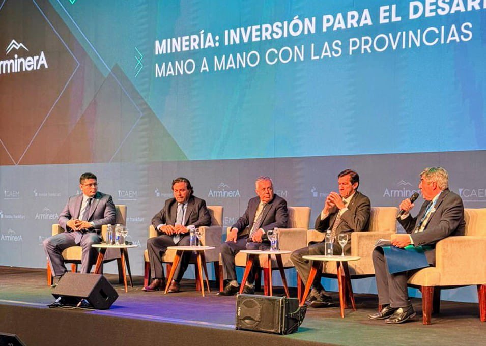LA MINERIA CON REGLAS CLARAS TIENE QUE GENERAR DESARROLLO Y OPORTUNIDADES PARA SANTA CRUZ 

Estuve en Arminera 2025, el evento minero más importante del país, para hablar del presente y futuro de Santa Cruz.

La minería es uno de los pilares sobre los que estamos construyendo una